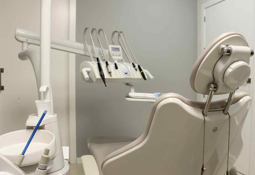 Picture of a dentist's office and operating chair